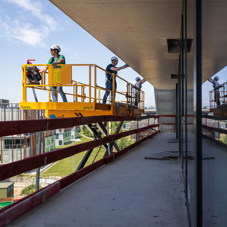 20251015_platform-4-workers-HS21E